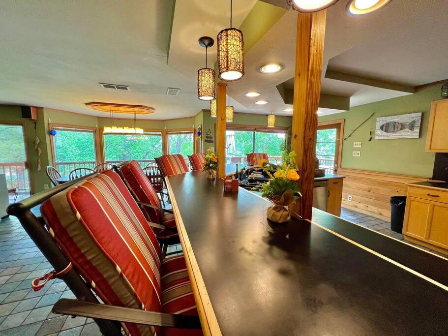 The River Haven - Sleeps 32 - On Guadalupe River Seguin Exterior photo