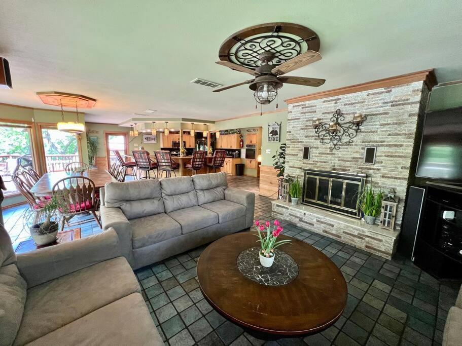 The River Haven - Sleeps 32 - On Guadalupe River Seguin Exterior photo