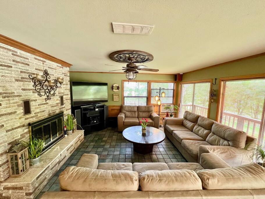 The River Haven - Sleeps 32 - On Guadalupe River Seguin Exterior photo