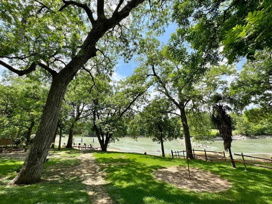 The River Haven - Sleeps 32 - On Guadalupe River Seguin Exterior photo
